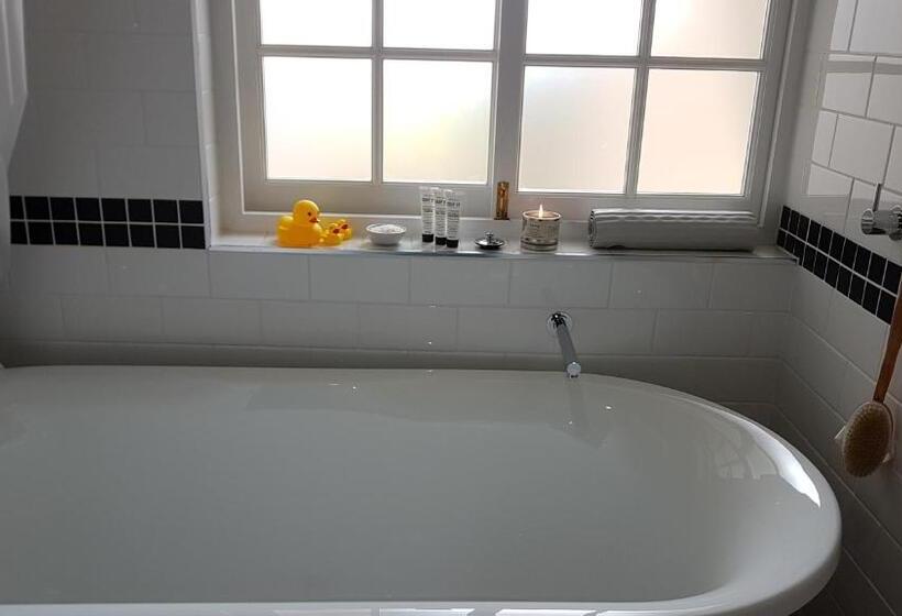 דירת שני חדרים, Kernow Minimum Age 18