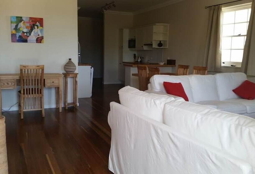 דירת שני חדרים, Kernow Minimum Age 18