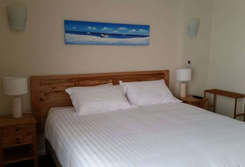 דירת שני חדרים, Kernow Minimum Age 18