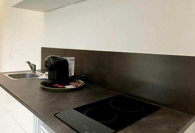 سوییت لوکس, Le Village Sarzana