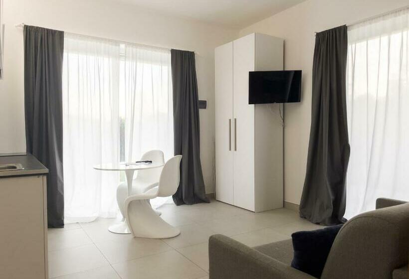 سوییت لوکس, Le Village Sarzana