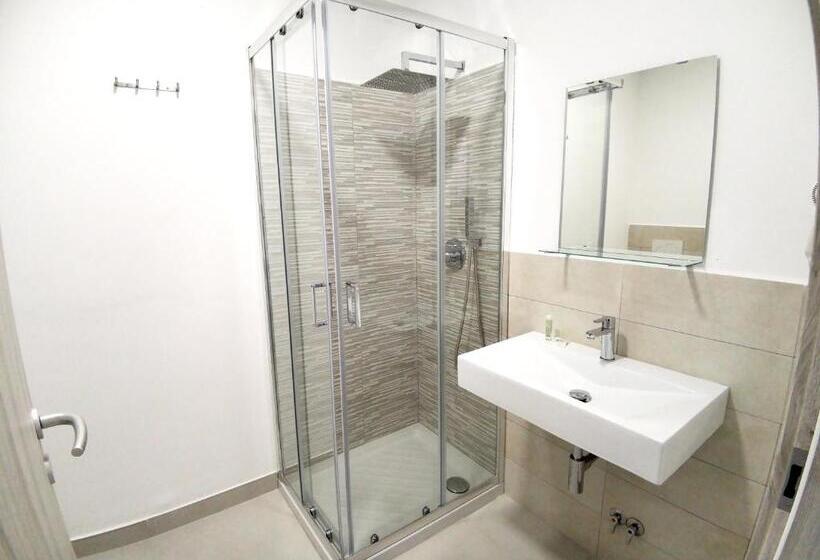 سوییت لوکس, Le Village Sarzana