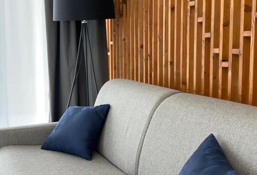 سوییت لوکس, Le Village Sarzana