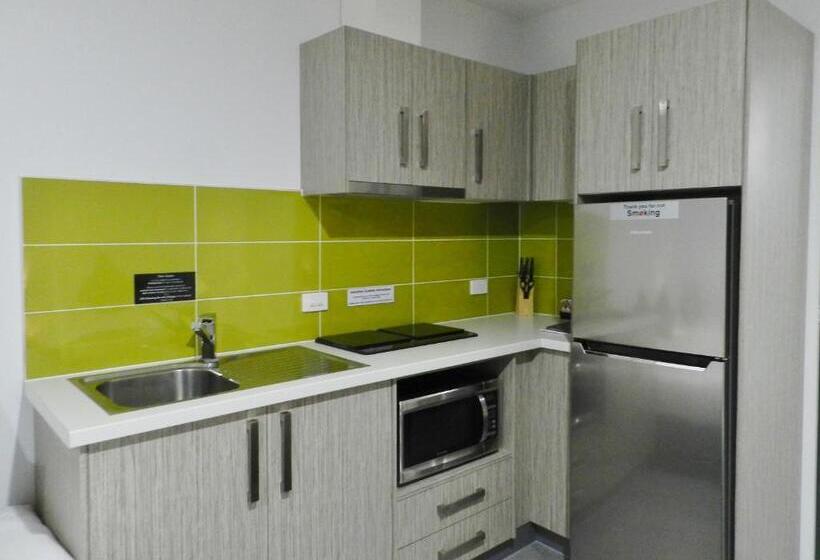 اتاق لوکس خانوادگی, Motel 24