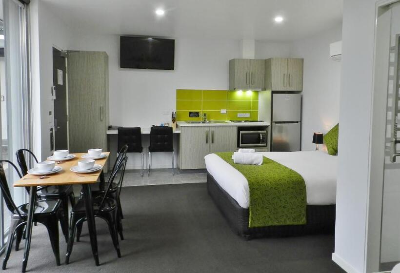 استودیو خانوادگی, Motel 24