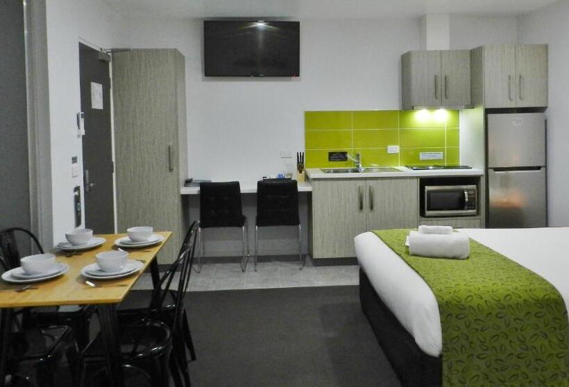 استودیو خانوادگی, Motel 24