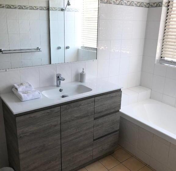 Superior 2-bedroom flat with a view, Oceania On Burleigh Beach