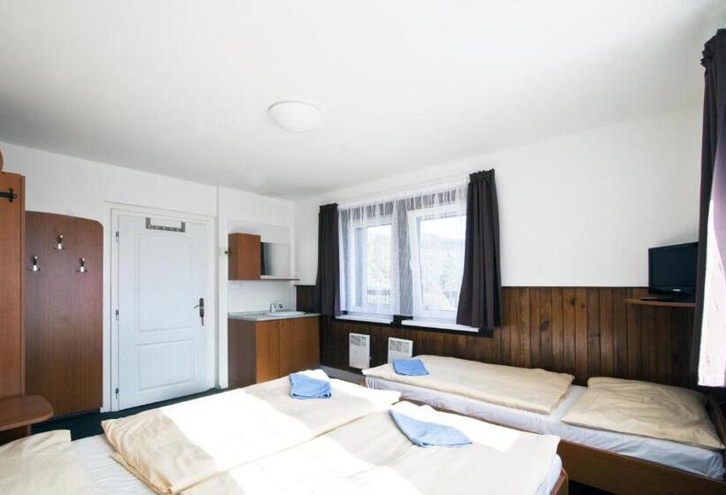 חדר סטנדרטי לארבעה עם חדר אמבטיה משותף, Horska Chata Svetlanka