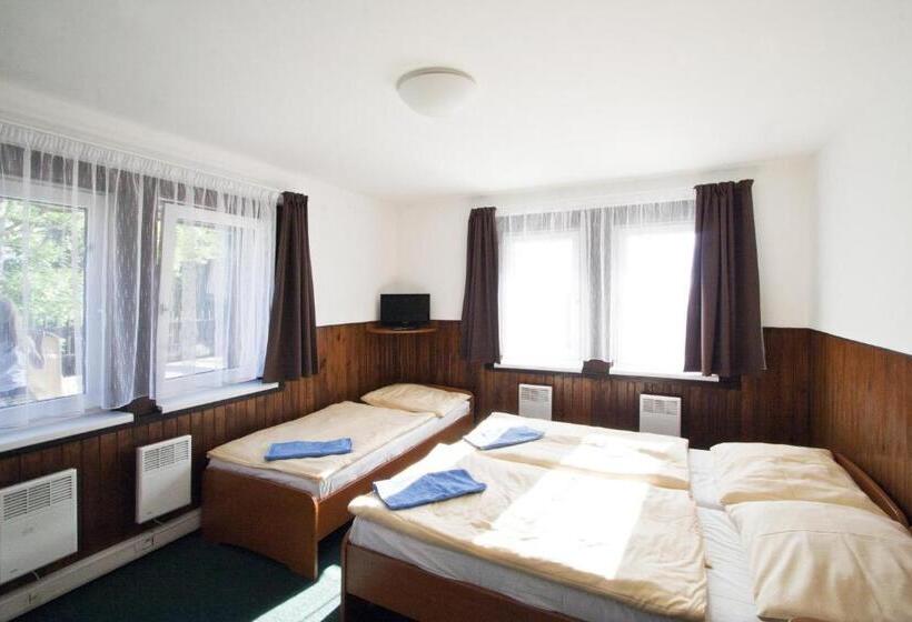 חדר סטנדרטי לארבעה עם חדר אמבטיה משותף, Horska Chata Svetlanka