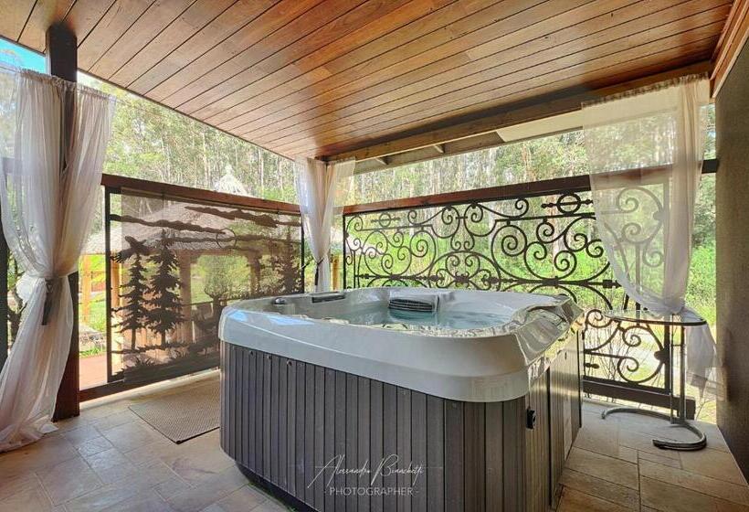 Люкс с гидромассажем, Mudstone Suites