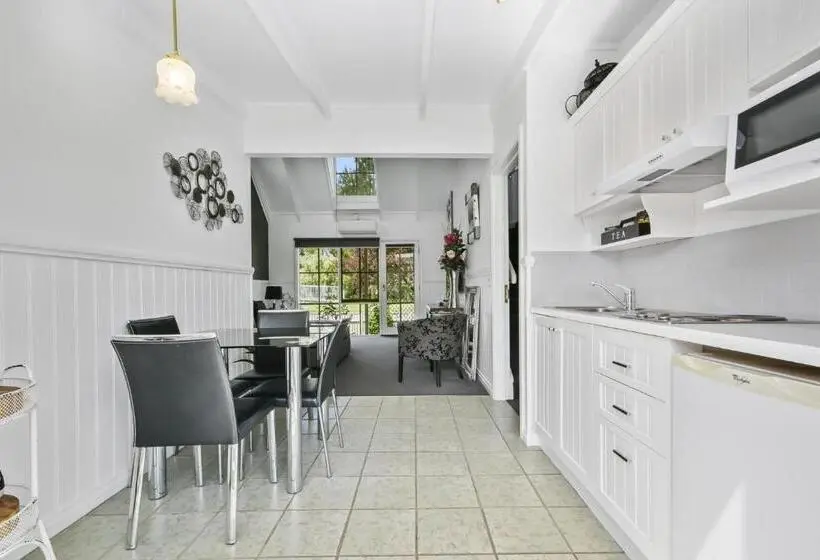 استودیوی لوکس, Creek Cottage Bed And Breakfast Traralgon