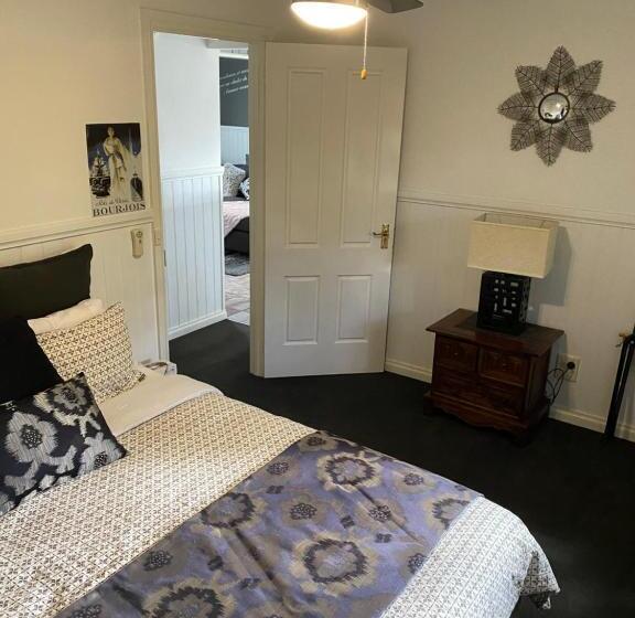 سوییت خانوادگی, Creek Cottage Bed And Breakfast Traralgon