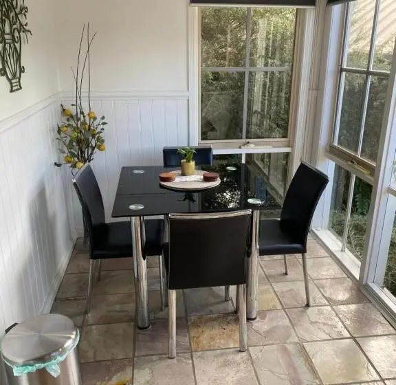 سوییت خانوادگی, Creek Cottage Bed And Breakfast Traralgon