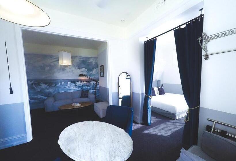 سوئیت با تخت بزرگ, Palisade