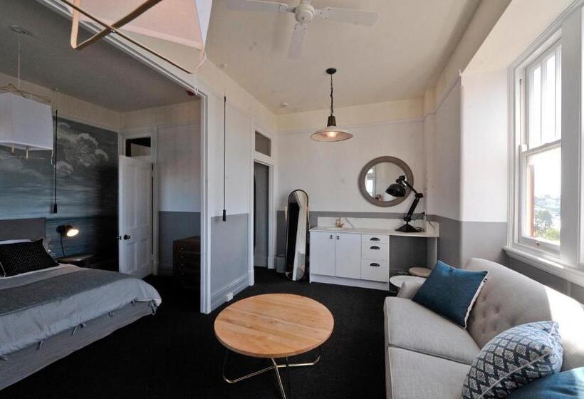 سوئیت با بالکن, Palisade