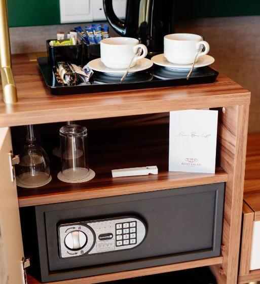 이코노미 룸, Petit Palais Platres Boutique