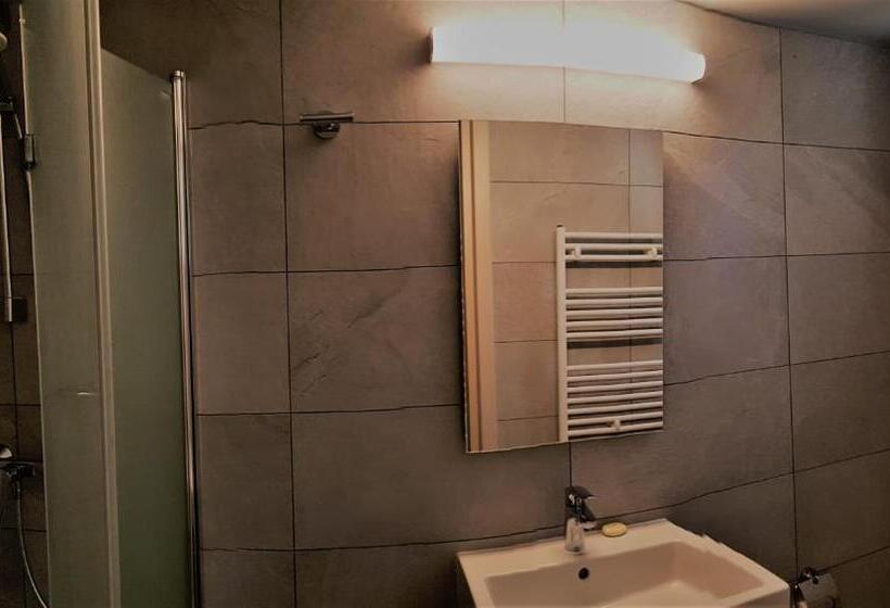 이코노미 룸, Petit Palais Platres Boutique