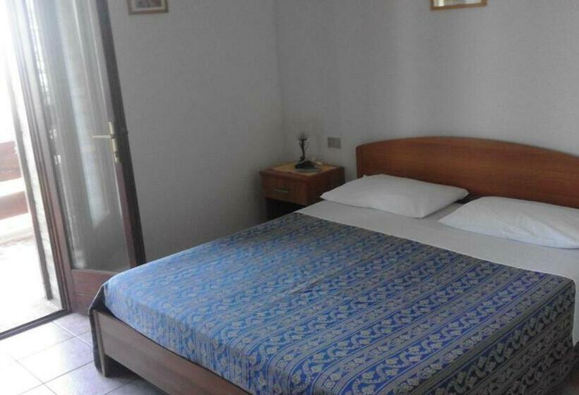 غرفة قياسية مطلّة علي البحر, Eremo Dei Poeti