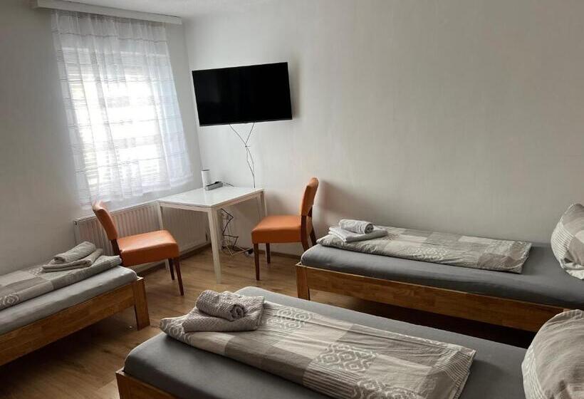 חדר סטנדרט לשלושה, Roccos Raum