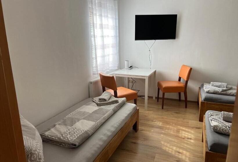 חדר סטנדרט לשלושה, Roccos Raum