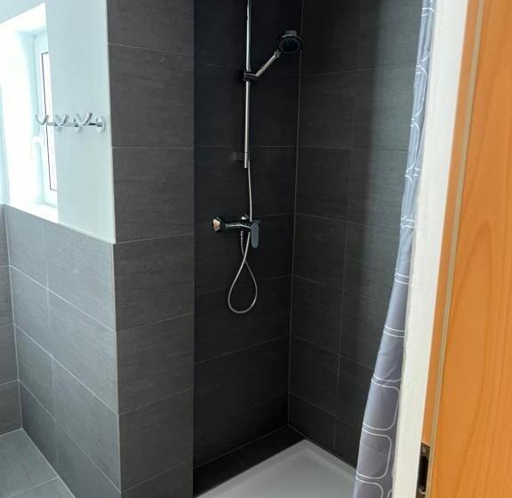 חדר סטנדרט לשלושה, Roccos Raum