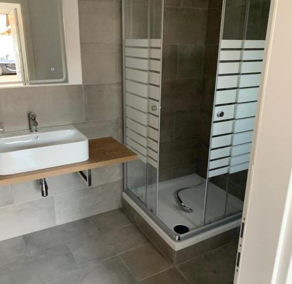 חדר סטנדרט מותאם לאדם עם מוגבלויות, Roccos Raum