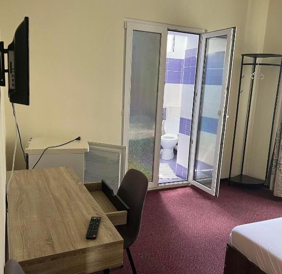 اتاق اکونومی, Pensiunea Nero