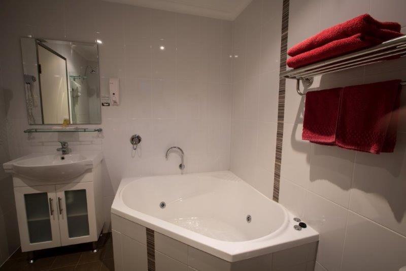 اتاق استاندارد با وان آب گرم, Emerald Gardens Motel & Apartments