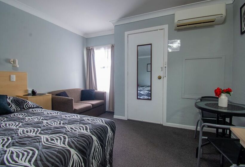 חדר משפחתי, Gundagai Motel