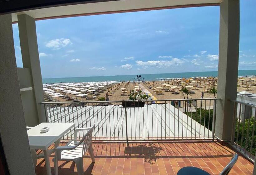 Трехместный Номер Deluxe Вид на Море, Villa Garda