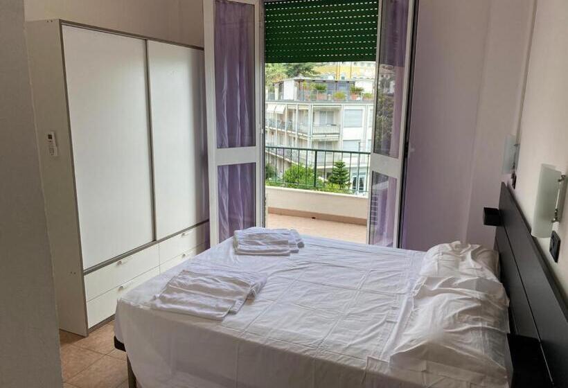 غرفة قياسية مزوَّدة بشُرفة, Nuovo Metropol