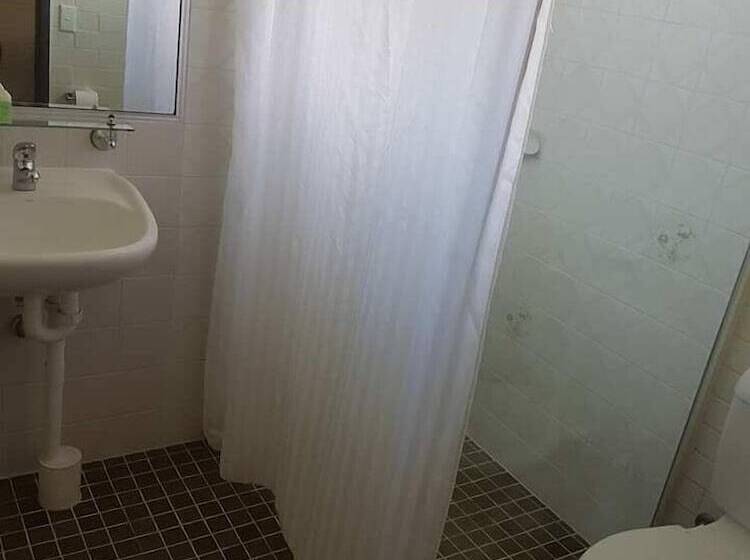 חדר משפחתי, Bulahdelah Motor Lodge