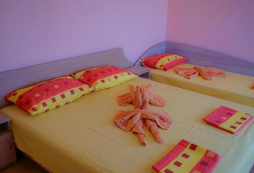 غرفة ديلوكس ثلاثية, Tatyana Guest House