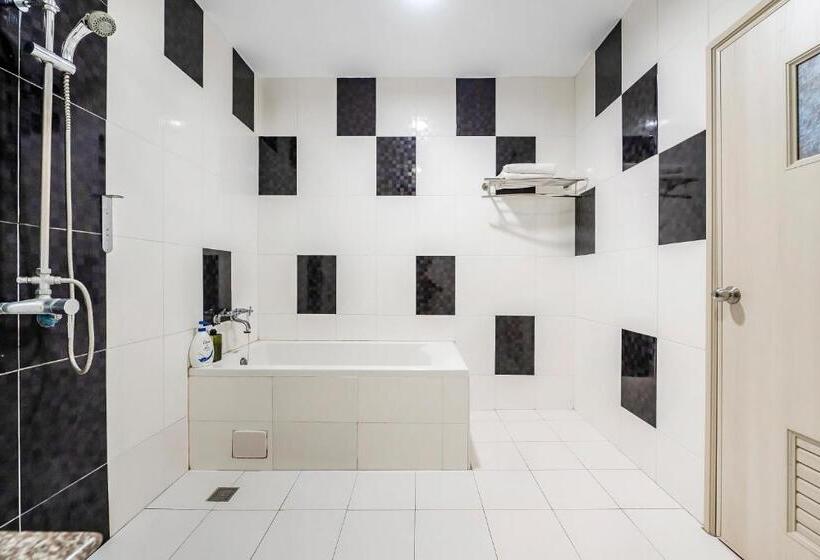 اتاق استاندارد با چشمانداز کوهستان, Wei Yuan