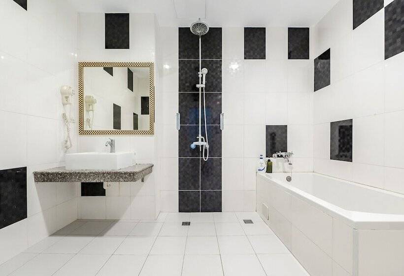 اتاق استاندارد با چشمانداز کوهستان, Wei Yuan