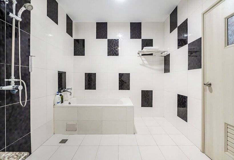 اتاق استاندارد با چشمانداز کوهستان, Wei Yuan