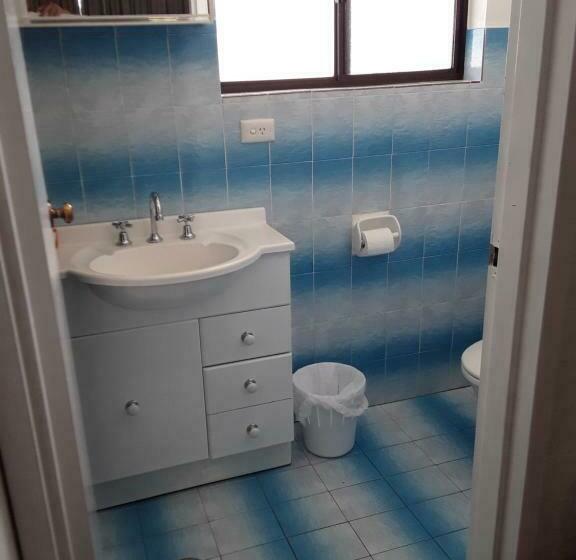 חדר משפחתי, Snowdream Motel