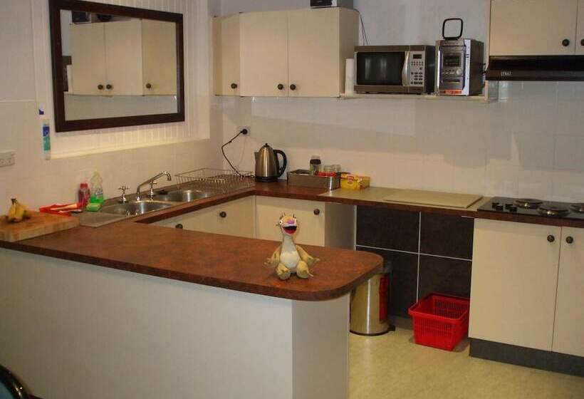 הכלכלה חדר לארבעה עם מקלחת משותפת, Snowdream Motel