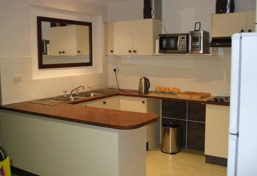 הכלכלה חדר לארבעה עם מקלחת משותפת, Snowdream Motel