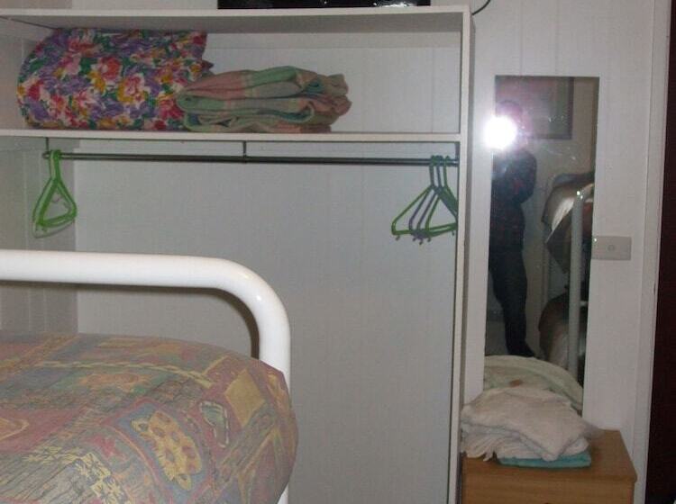 הכלכלה חדר לארבעה עם מקלחת משותפת, Snowdream Motel