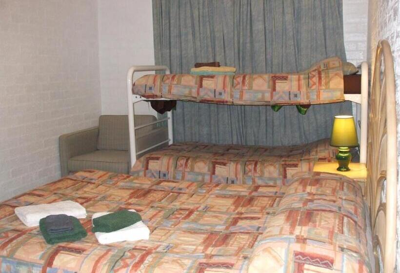 חדר סטנדרט לארבעה, Snowdream Motel