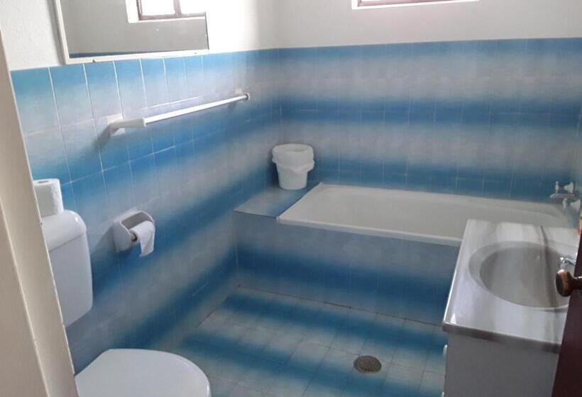 חדר סטנדרטי לארבעה עם חדר אמבטיה משותף, Snowdream Motel