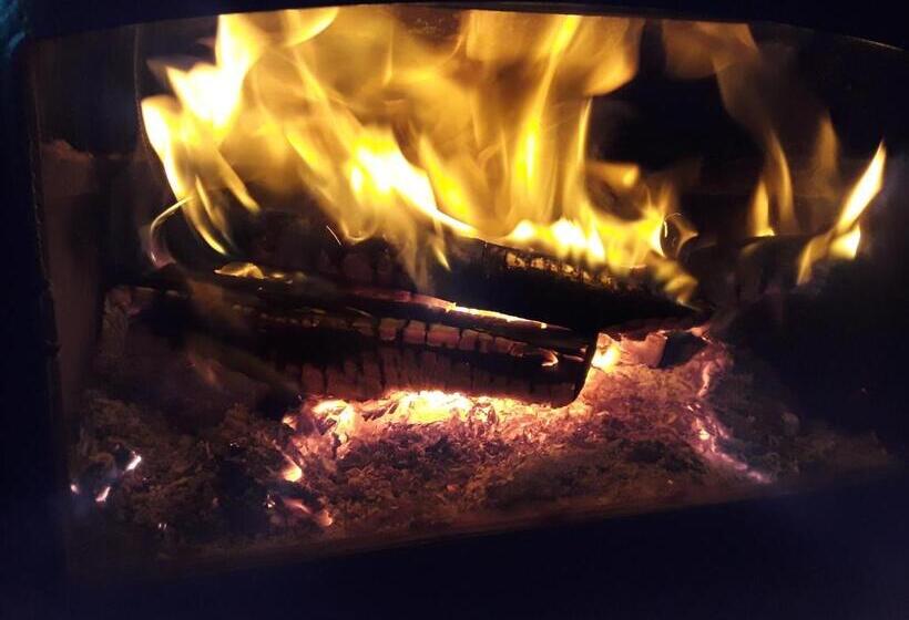 חדר סטנדרטי לארבעה עם חדר אמבטיה משותף, Snowdream Motel