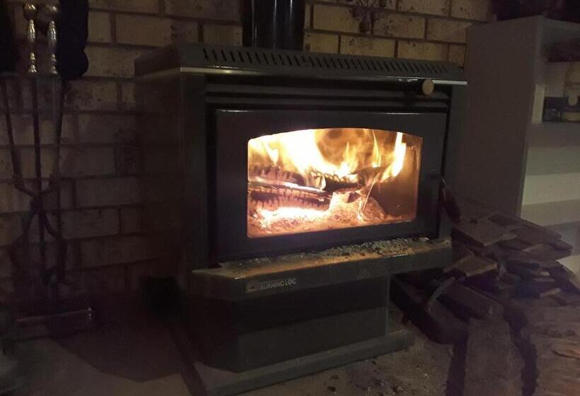 הכלכלה חדר לארבעה עם מקלחת משותפת, Snowdream Motel