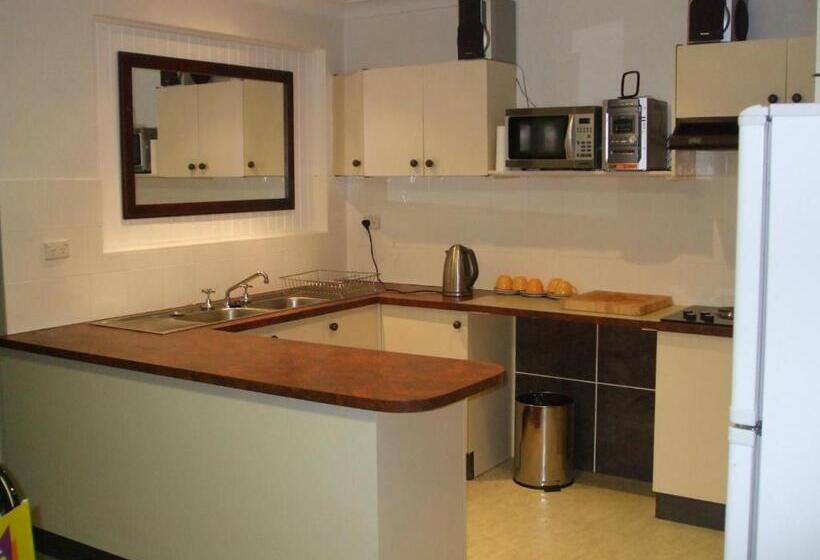 הכלכלה חדר לארבעה עם מקלחת משותפת, Snowdream Motel