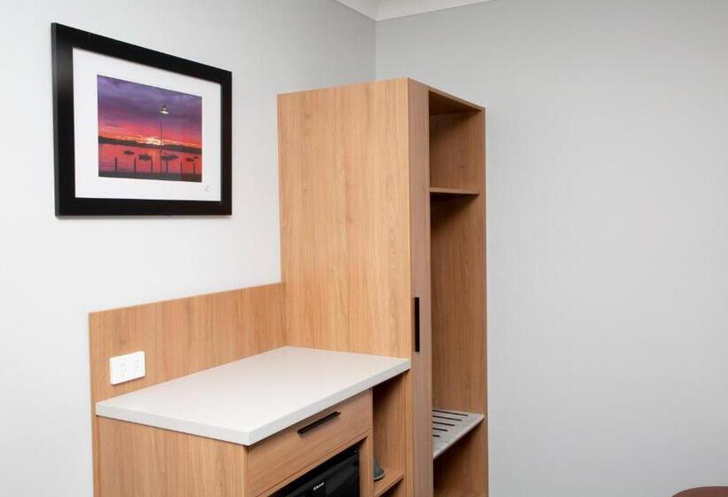 Люкс Клуб, The Esplanade Motel