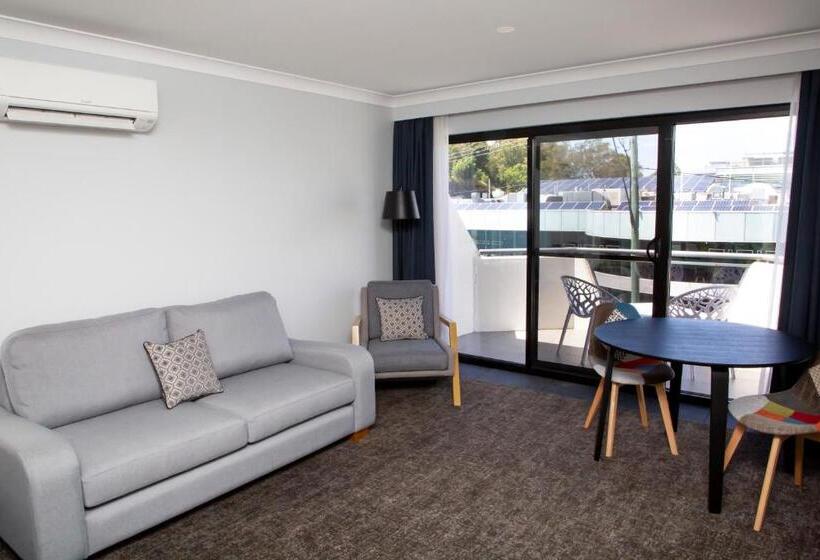 Люкс Клуб, The Esplanade Motel