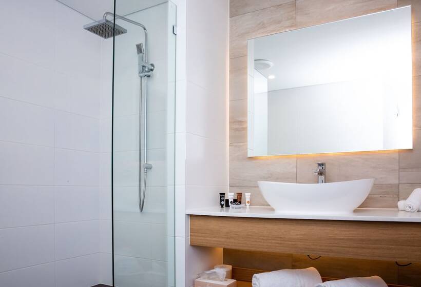 스위트 킹사이즈 침대, The Esplanade Motel