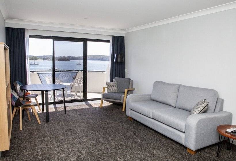 스위트 킹사이즈 침대, The Esplanade Motel