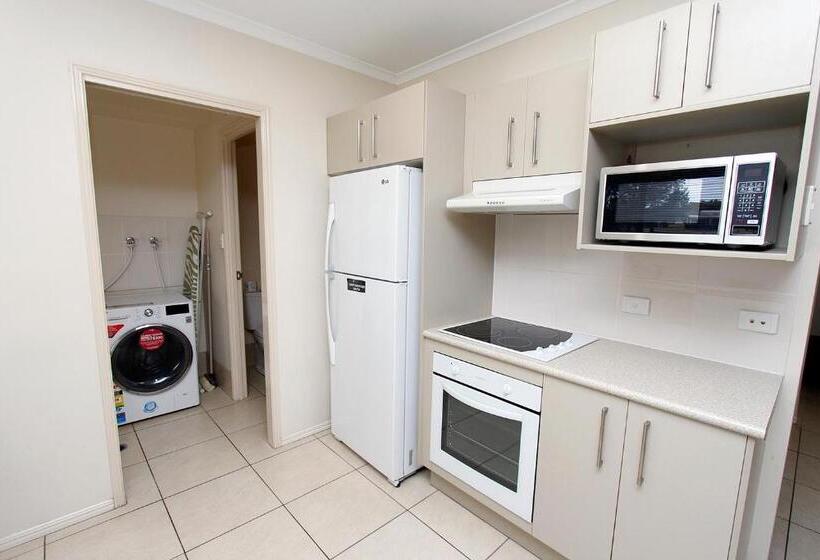 شقة 3 غرف, The Palms Motel